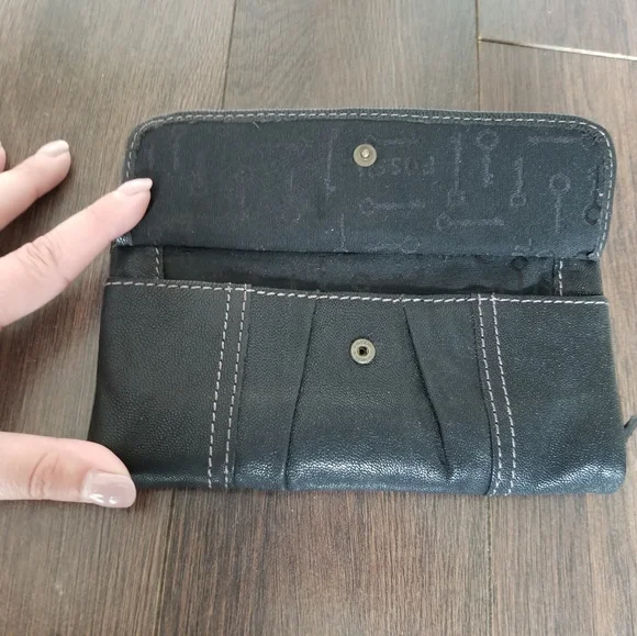 Black Leather Fossil Clutch+Wallet Hybrid - Picture 6 of 8